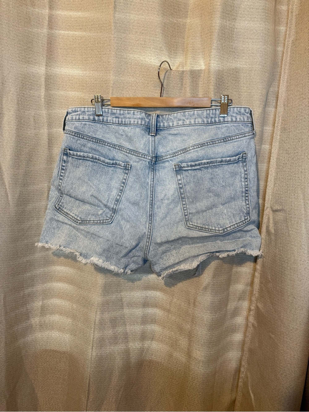 Old Navy High-Rise OG Straight Distressed Denim Shorts Size 18 Light Wash - Picture 3 of 3